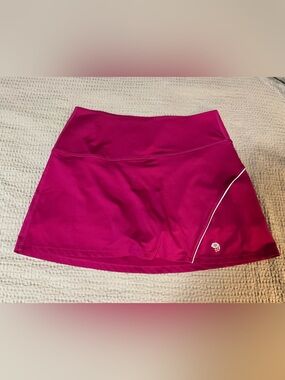 Mountain Hardwear Mini Skirt in Magenta with White Trim - Medium